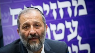 Le chef de file du parti Shas Aryeh Deri lors d'une réunion du groupe parlementaire de son parti à la Knesset, le 23 mai 2016. (Crédit : Miriam Alster / Flash90)