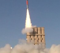 Un missile Tamir tiré par la batterie anti-missile du Dôme de Fer pendant un test aux Etats-Unis, en avril 2016. (Crédit : système de défense avancé Rafael)