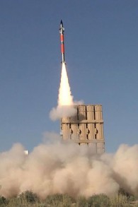 Un missile Tamir tiré par la batterie anti-missile du Dôme de Fer pendant un test aux Etats-Unis, en avril 2016. (Crédit : système de défense avancé Rafael)