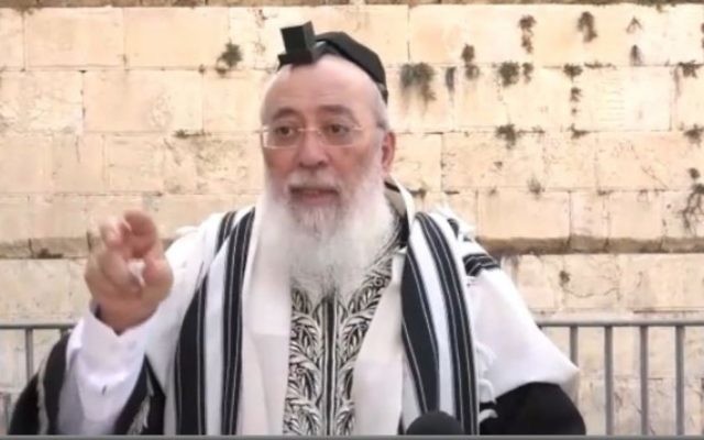 Shlomo Amar, grand rabbin de Jérusalem, au mur Occidental, le 14 juin 2016. (Crédit : capture d'écran Ynet)