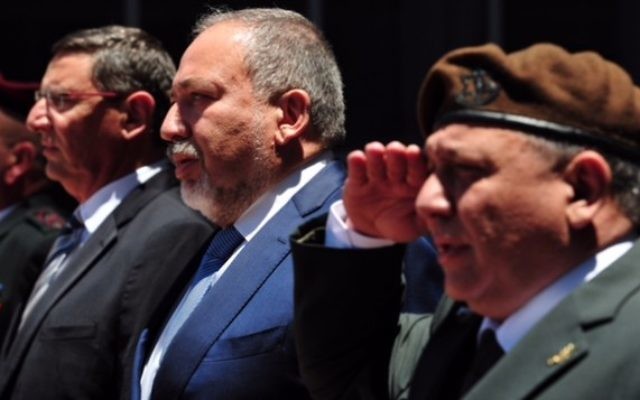 Le nouveau ministre de la Défense Avigdor Liberman aux côtés du chef d'Etat-major Gadi Eizenkot pendant la cérémonie d'accueil de Liberman au ministère, à Tel Aviv, le 31 mai 2016. (Crédit : Ariel Harmoni/ministère de la Défense)
