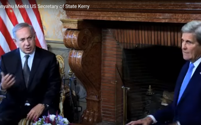 Le Premier ministre Benjamin Netanyahu (à gauche) et le secrétaire d'Etat américain John Kerry à Rom,e le 27 juin 2016. (Crédit : capture d'écran YouTube)