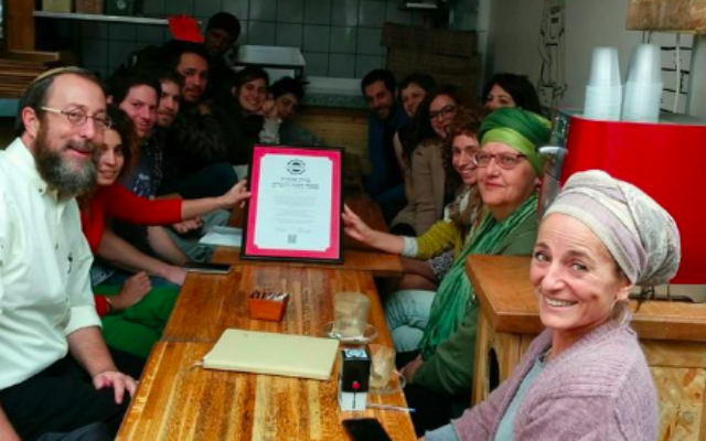 Le rabbin Aaron Leibowitz (à gauche) de Surveillance privée à Pasta Basta, un restaurant populaire qui a récemment reçu le certificat l'organisation alternative de casheroute (Autorisation: Surveillance privée)