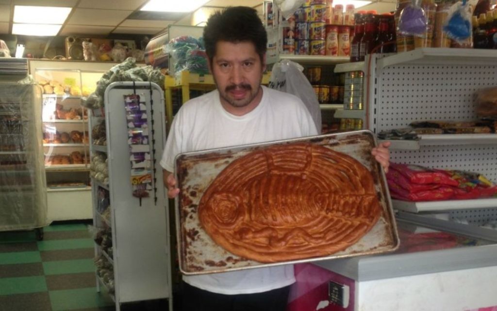Alejandro Bautista de la boulangerie Las Lomas Bakery a réussi à reproduire le "pan de siete cielos". Depuis Puebla, le boulanger a déclaré que le pain lui rappelle les pains mexicains symboliques introduits par les conquistadors espagnols. (Crédit : Ronit Treatman/Times of Israel)