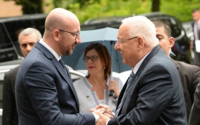Le Premier ministre belge Charles Michel, à gauche, accueille le président israélien Reuven Rivlin à Bruxelles, en Belgique, le 20 juin 2016. (Crédit photo: Mark Neyman / GPO)