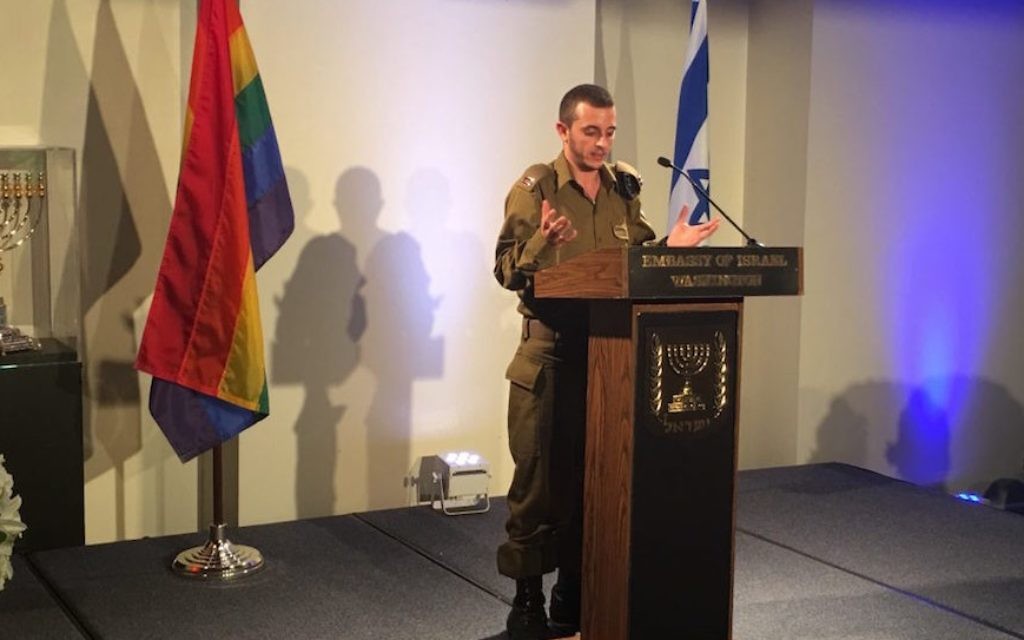 Le lieutenant Shachar, premier officier transgenre d'Israël, pendant un évènement célébrant la fierté homosexuelle à l'ambassade d'Israël aux Etats-Unis, à Washington, D.C., le 20 juin 2016. (Crédit : Ron Kampeas)