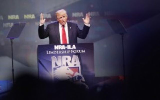 Le candidat républicain à la présidentielle Donald Trump prononce un discours  lors de la Convention de la NRA à Louisville, Kentucky le 20 mai 2016. (Photo: Scott Olson / Getty Images / AFP)