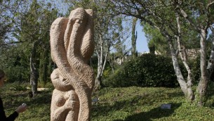 Une sculpture dédiée aux Justes inconnus, à l'entrée du mémorial. (Crédits : Shmuel Bar-Am)
