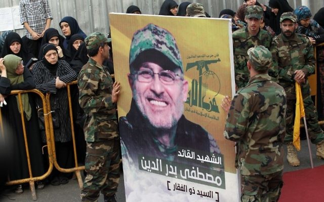 Portrait de Mustafa Badreddine, commandant du Hezbollah tué dans une attaque en Syrie, vu lors de ses funérailles dans le quartier Ghobeiry du sud de Beyrouth, le 13 mai 2016. (Crédit : Anwar Amro/AFP)
