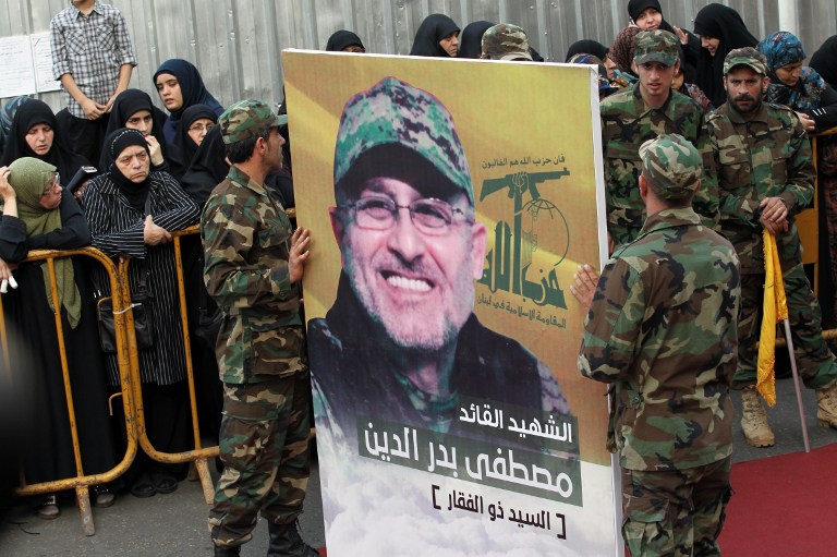 Les membres du groupe terroriste chiite libanais Hezbollah portent un portrait de Mustafa Badreddine, un haut commandant du Hezbollah qui a été tué dans une attaque en Syrie, lors de ses funérailles dans le quartier Ghobeiry du sud de Beyrouth, le 13 mai 2016. (Crédit : AFP / ANWAR AMRO)