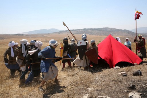 Des participants de la reconstitution historique annuelle de la bataille de Hattin de 1187, dans le Nord d'Israël, le 2 juillet 2016 (Crédit : AFP PHOTO / MENAHEM KAHANA)