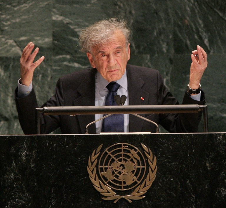 Elie Wiesel, auteur, prix Nobel de la Paix et survivant de la Shoah, devant l'Assemblée générale des Nations Unies, à New York, le 24 janvier 2005. (Crédit : AFP/Don Emmert)