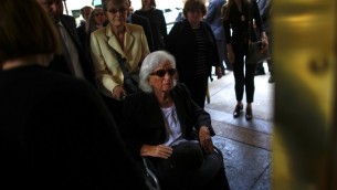 Marion Wiesel, épouse du prix Nobel et survivant de l'Holocauste Elie Wiesel, arrive pour son enterrement à New York le 3 juillet 2016. (Crédit : AFP / KENA BETANCUR)