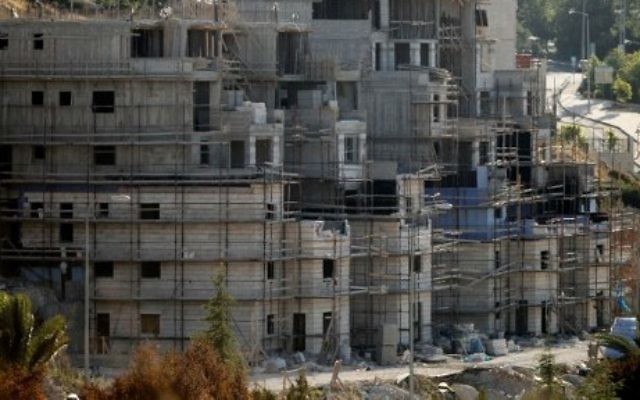 Des immeubles en construction dans l'implantation juive de Kiryat Arba, près de Hébron, le 6 juillet 2016. (Crédit : Hazem Bader/AFP)