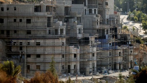 Des immeubles en construction dans l'implantation juive de Kiryat Arba, près de Hébron, le 6 juillet 2016. (Crédit : AFP/Hazem Bader)