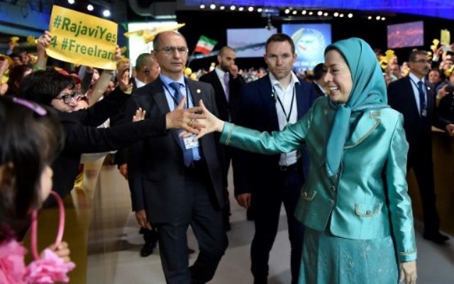 La présidente du Conseil national de la résistance iranienne (CNRI) Maryam Radjavi arrive à la rencontre annuelle du CNRI au Bourget, le 9 juillet 2016. (Crédit : AFP/Alain Jocard)