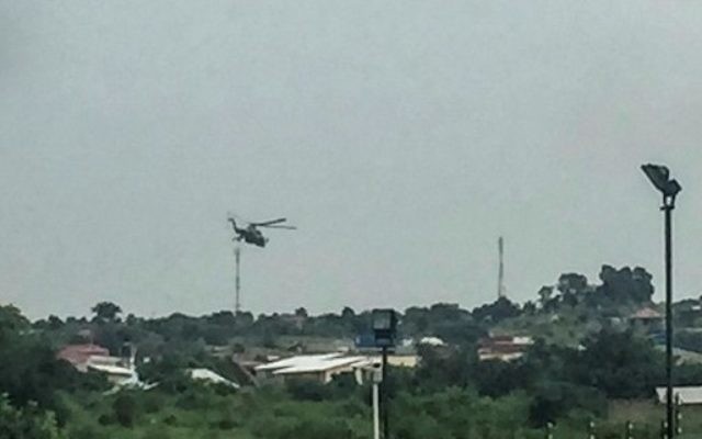 Des hélicoptères militaires du gouvernement du Soudan du Sud survolent la capitale Juba, en proie à de lourds combats, le 11 juillet 2016. (Crédit : AFP/STR)
