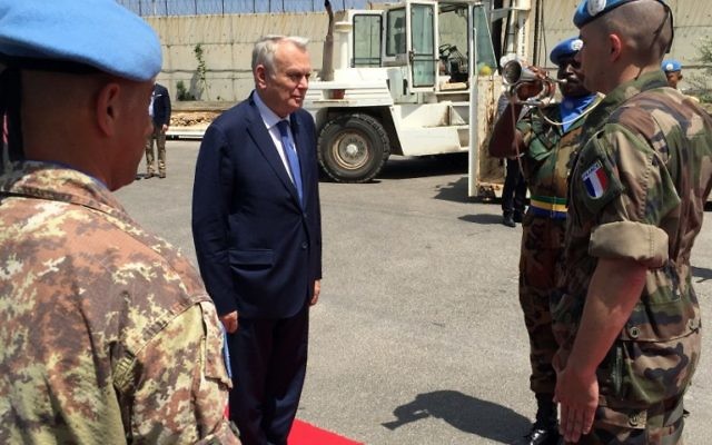 Le ministre français des Affaires étrangères, Jean-Marc Ayrault (au centre) au centre de commandement de la FINUL (Force intérimaire des Nations Unis au Liban) à Naqura, au sud de Beyrouth, le 11 juillet 2016. (Crédit : AFP/Mohammad al-Ghandour)