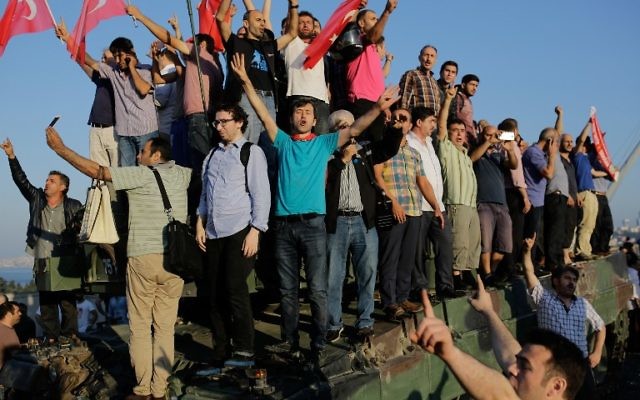 Célébrations sur le pont du Bosphore à Istanbul le 16 juillet 2016, après l'échec d'un coup d'Etat militaire. (Crédit : AFP/Yasin Akgul)