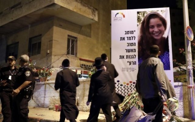 Des juifs ultra-orthodoxes près de l'endroit où Shira Banki, 16 ans, a été tuée en juillet 2015 après avoir été attaquée par un extrémiste juif, Yishai Schlissel pendant la Gay Pride annuelle de Jérusalem, le 21 juillet 2015. (Crédit : AFP/Thomas Coex)