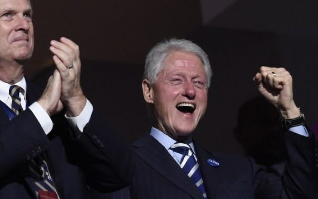L'ancien président des Etats-Unis Bill Clinton, à droite, applaudit alors que l'ancien maire de New York Michael Bloomberg s'exprime lors de la troisième soirée de la Convention nationale des démocrates au Wells Fargo Center à Philadelphie, en Pennsylvanie, le 27 juillet 2016 (Crédit : AFP/SAUL LOEB)