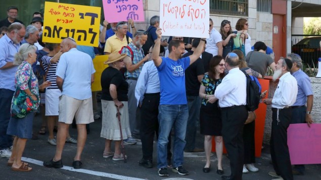 Environ 200 personnes ont manifesté devant la Cour suprême religieuse à Jérusalem le 06 juillet 2016 pour défendre la conversion au judaïsme de Nicole, Américaine de 31 ans convertie par le rabbin Haskel Lookstein (Crédit : Ezra Landau)