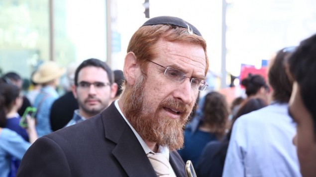Le député du Likud Yehuda Glick lors d'une manifestation devant la Cour suprême religieuse à Jérusalem pour défendre la conversion au judaïsme de Nicole, Américaine de 31 ans convertie par le rabbin Haskel Lookstein, le 6 juillet 2016 (Crédit : Ezra Landau)