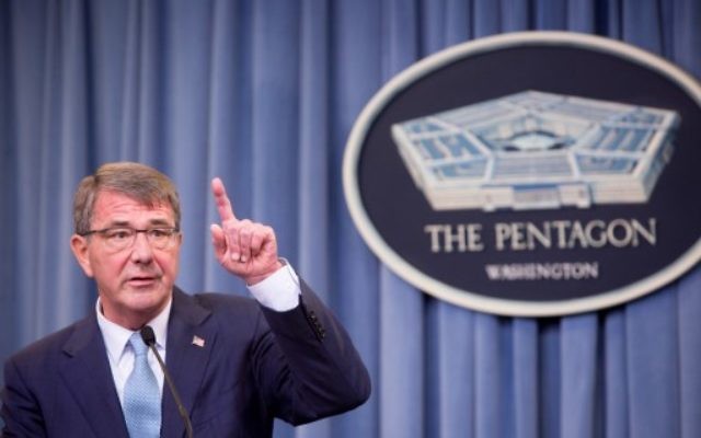 Le secrétaire à la Défense américain Ashton Carter au cours d'une conférence de presse au Pentagone à Arlington, Virginie, le 30 juin 2016. (Crédit : Allison Shelley/Getty Images/AFP)