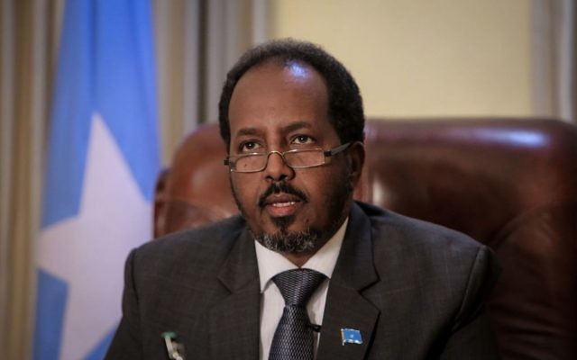 Hassan Sheikh Mohamud, président  de Somalie depuis 2012, dans son bureau présidentiel, en avril 2013. (Crédit : AMISOM Public Information/CC0/WikiCommons)