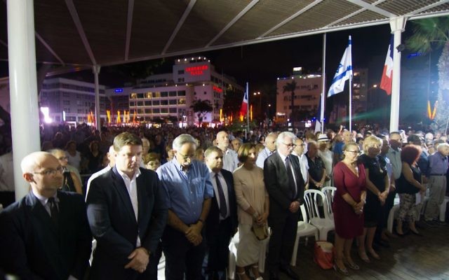 Rassemblement à Netanya en soutien aux victimes de Nice (Crédit : Marine Crouzet / Ambassade de France en Israël)
