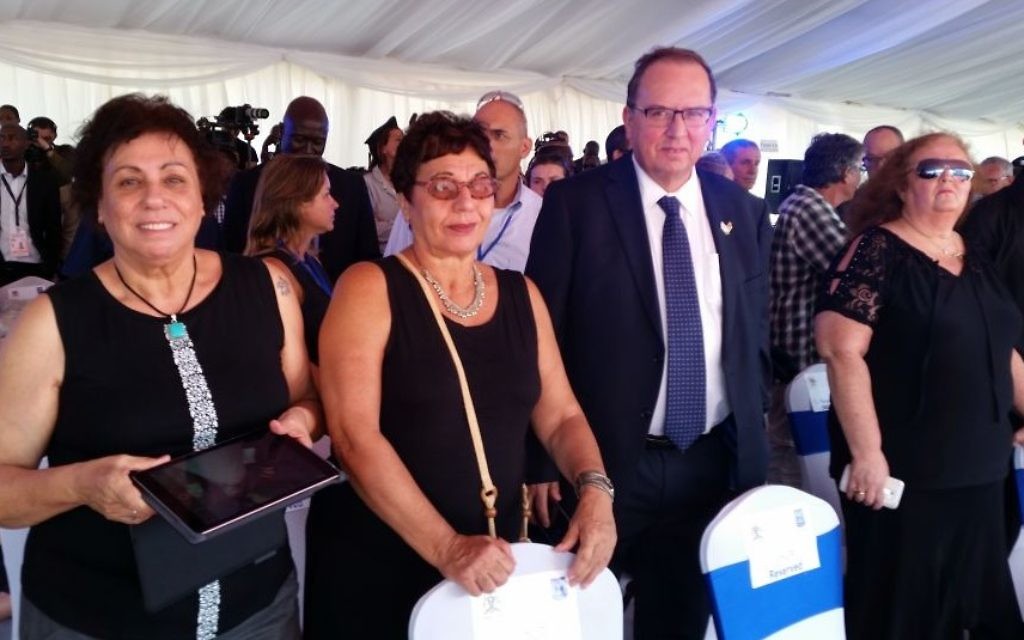 Marlene Moskovitz (à gauche) et sa soeur Martine Arnold à Entebbe pour la cérémonie du 40e anniversaire du sauvetage des otages, le 4 juillet 2016. Leur frère Jean-Jacques est l'une des quatre personnes qui ne sont pas rentrées chez elles (Crédit : Raphael Ahren/Times of Israel)