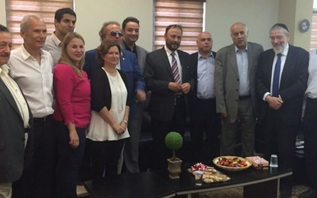 Le Dr Anwar Eshki, au centre avec une cravate rayée, ancien général saoudien, et d'autres membres de la délégation saoudienne  ont rencontré des députés et des responsables israéliens au cours d'une visite en Israël, le 22 juillet 2016. (Crédit : Twitter)