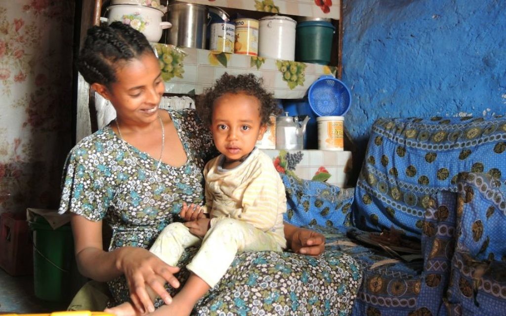 Alementu Lake, 25 ans, une vendeuse de boissons qui vit près du centre de Gondar, avec sa fille de 2 ans, Habtam, qui vient de se réveiller d’une sieste, le 15 avril 2016. (Crédits : Melanie Lidman / Times of Israel)