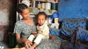 Alementu Lake, 25 ans, une vendeuse de boissons qui vit près du centre de Gondar, avec sa fille de 2 ans, Habtam, qui vient de se réveiller d’une sieste, le 15 avril 2016. (Crédits : Melanie Lidman / Times of Israel)