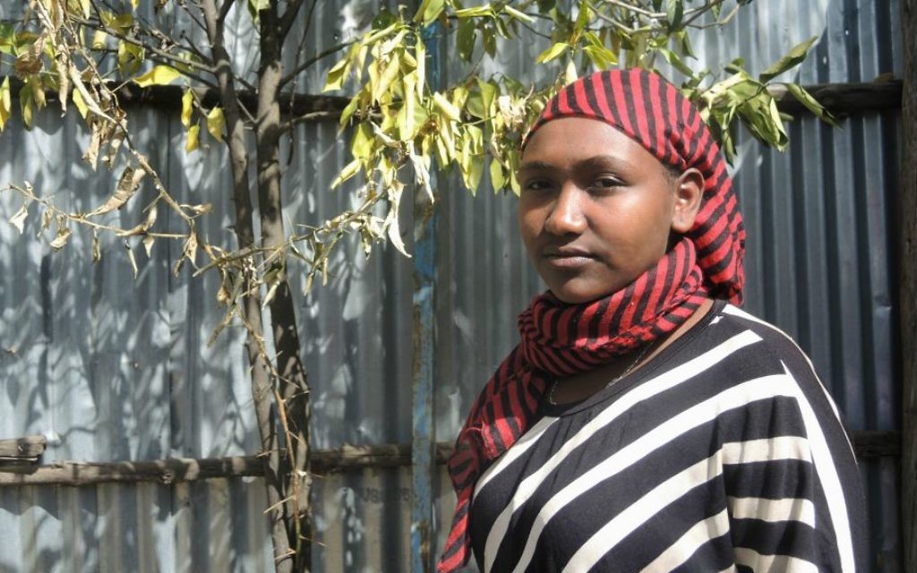 Almenesh Ytagew, 18 ans, dans l’agitation du nettoyage de Pessah dans la synagogue de Gondar, le 21 avril 2016. Elle rêve de servir dans l’armée israélienne quand elle aura fait son alyah. (Crédits : Melanie Lidman / Times of Israel)