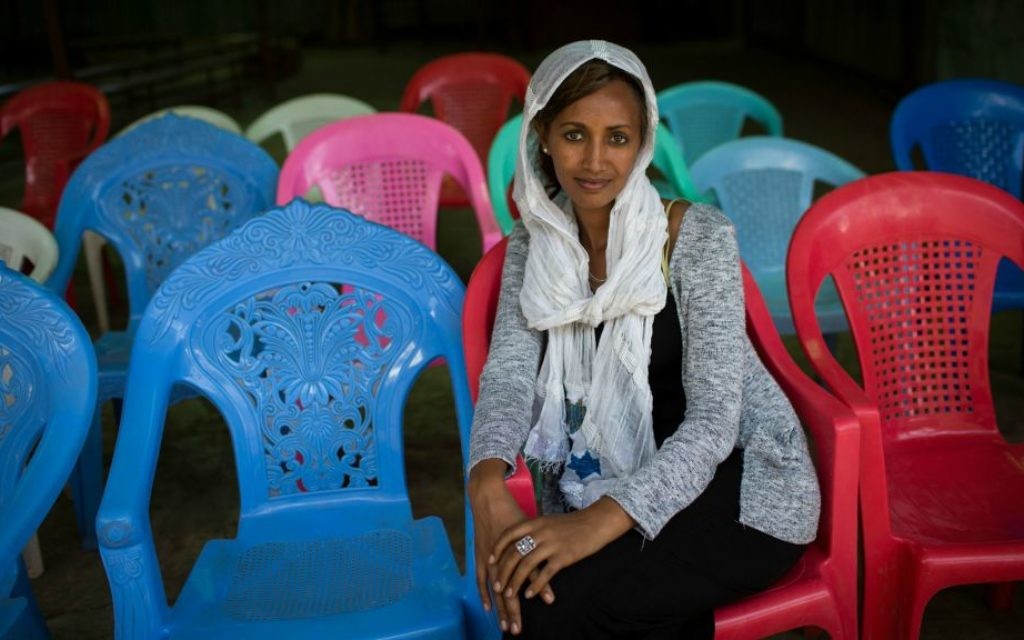 Ambanesh Tekaba, 32 ans, est assise dans la synagogue HaTikva, le 25 avril 2016. Tekeba est la cheffe de la communauté juive à Gondar, à une époque où peu de femmes exercent une position de direction. (Crédits : Miriam Alster / Flash 90)