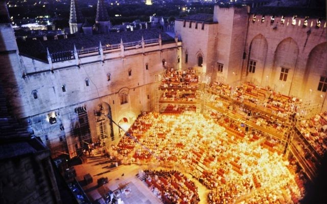 La cour du palais des Papes, illuminée lors du festival d'Avignon en 1995. (Crédits : Daniel Cande / Gallica / Facebook)