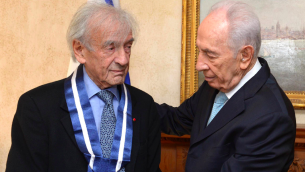 Elie Wiesel (g) et Shimon Peres, en 2013 (Crédit: GPO)