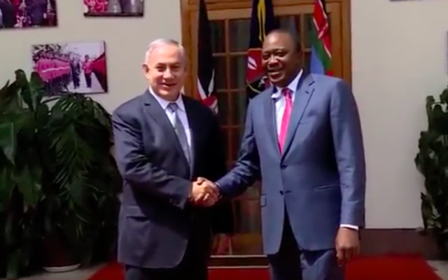 Benjamin Netanyahu et le président du Kénya Uhuru Kenyattan, le 5 juillet 2016 à Nairobii (Crédit : capture d'écran YouTube)