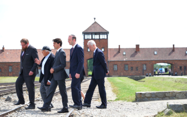 Justin Trudeau (le 3e) au camp de la mort d'Auschwitz, le 10 juillet 2016 (Crédit : Autorisation Pawel Sawicki, Auschwitz Memorial)