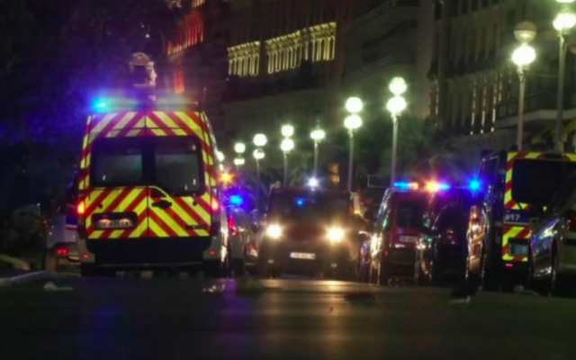 Des camions d'ambulance à Nice après l'attaque au 'camion-bélier' le 14 juillet 2016 (Crédit : Valery Hache/AFP)