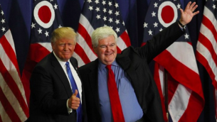 L'ancien président de la Chambre des représentants des États-Unis, Newt Gingrich, à droite, présente Donald Trump, alors candidat républicain à l'élection présidentielle américaine, lors d'un meeting à Cincinnati, Ohio, le 6 juillet 2016. (Crédit : John Sommers II/Getty Images/AFP)