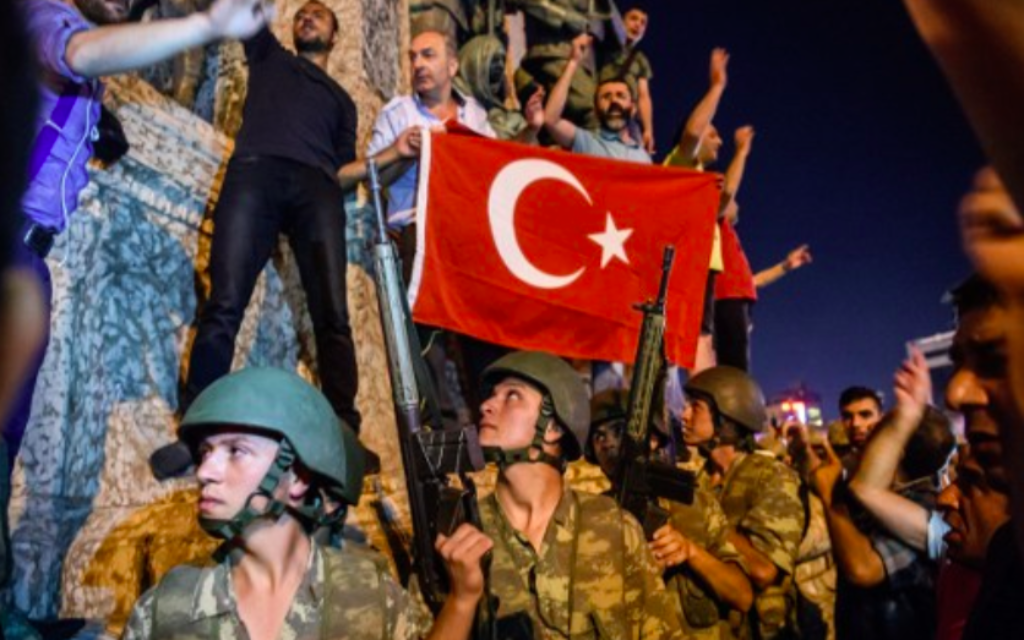 Manifestation contre la tentative de coup d'état en Turquie sur la place Taksim d'Istanbul, le 16 juillet 2016. (Crédit : Ozan Kose/AFP)