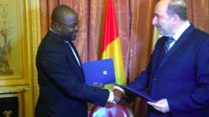 Ibrahim Khalil et Dore Gold (d) à Paris lors d'une signature marquant la reprise des relations entre la Guinée et Israël (Crédit : MFA)