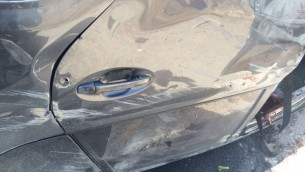 Impacts de balles dans la porte de la voiture du rabbin Miki Mark et de sa famille, attaquée près de Hébron le 1er juillet 2016. (Crédit : unité des porte-paroles de l'armée israélienne)