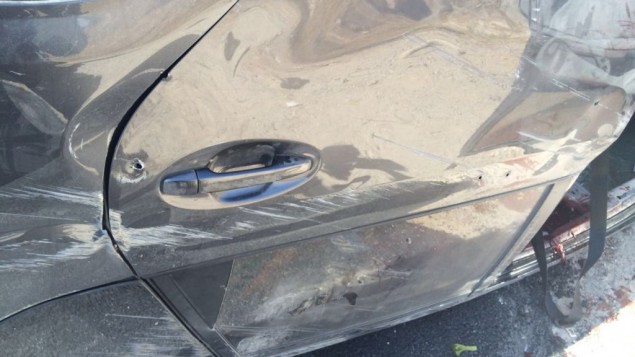 Trous de balles dans la porte de la voiture du rabbin Miki Mark et de sa famille, attaquée près de Hébron le 1er juillet 2016. (Crédit : unité des porte-paroles de l'armée israélienne)