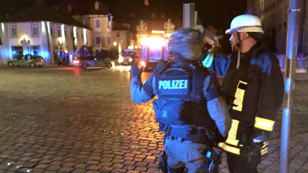 La police sur la scène d'un attentat-suicide dans la ville d'Ansbach dans le sud de l'Allemagne, le 24 juillet 2016 (Crédit : capture d'écran Twitter)
