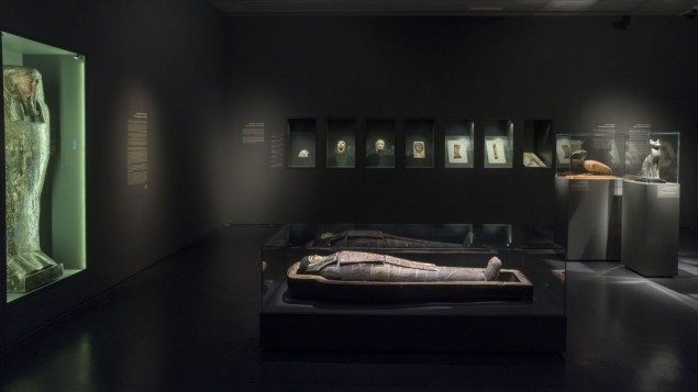 La momie d'Iret-hor-iru dans la nouvelle exposition du musée d'Israël : "Une momie à Jérusalem : secrets de l'au-delà". (Crédit : Eli Posner/musée d'Israël)