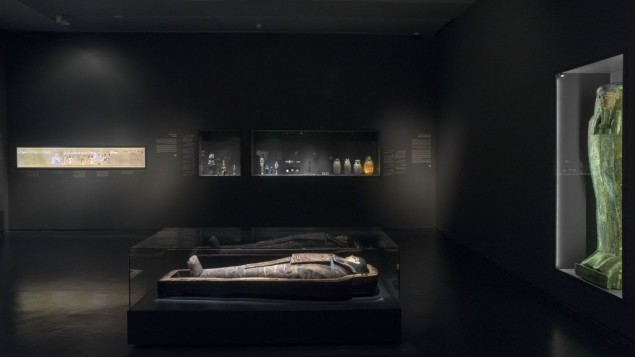 La momie d'Iret-hor-iru dans la nouvelle exposition du musée d'Israël : "Une momie à Jérusalem : secrets de l'au-delà". (Crédit : Eli Posner/musée d'Israël)