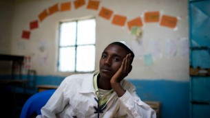Ermias Gebrie, 17 ans, dans l’une des salles de classe de la synagogue de Gondar, le 25 avril 2016. Gebrie est la meneur de Bnei Akiva à Gondar depuis six mois. (Crédits : Miriam Alster / Flash 90)